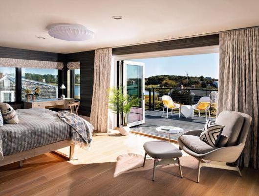 Bedroom overlooking the water 